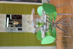 BNV Kiállítás, 2012 - Impala Bútorkereskedő Kft. zöld színű Shell székei és asztala