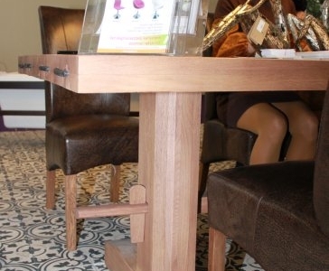 Construma 2013 - LOSZ standja az Impala Bútorkereskedő Kft. székeivel és tömör tölgyfa asztalával