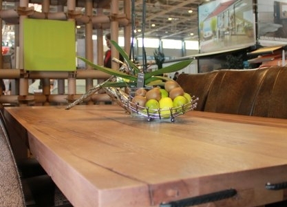 Construma 2013 - A LOSZ standján az Impla Bútorkereskedő Kft. tömör tölgyfa asztalán jól mutattak a gyümölcsök is
