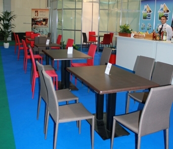 Construma 2014 - Impala Bútorkereskedő Kft. székeit és asztalait használta a kávézó és a bár rész is