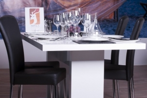 Design+ Kiállítás - Az Impala Bútorkereskedő Kft. kárpitozott fekete fémvázas székei tökéletesen passzolnak a fehér magasfényű asztalhoz