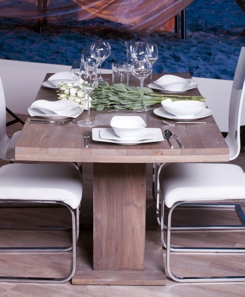 Design+ Kiállítás - Az Impala Bútorkereskedő Kft. fehér szánkótalpas székei és a megterített tömör tölgyfa asztal
