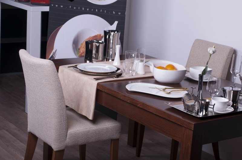 Design+ Kiállítás - Az Impala Bútorkereskedő Kft. kárpitozott székei az étkezőasztalnál