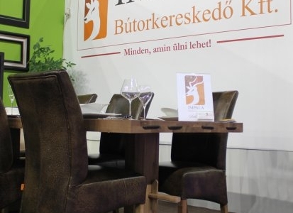 Konyhakiállítás, 2013 - Az Impala Bútorkereskedő Kft. kárpitozott székei és tömör tölgyfa asztala