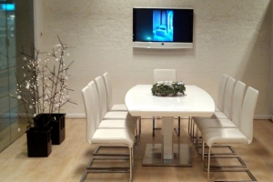 LOSZ iroda - Az Impala Bútorkereskedő Kft. fehér színű szánkótalpas székei és magasfényű tárgyaló asztala