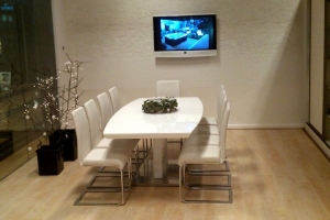 LOSZ iroda - Az Impala Bútorkereskedő Kft. szánkótalpas székei és magasfényű étkezőasztala jól mutat az irodában is