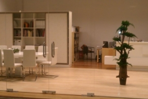 LOSZ iroda - Az Impala Bútorkereskedő Kft. szánkótalpas székei és magasfényű asztala távolról is jól mutat